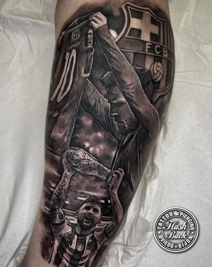 Tatuaje black and grey de futbolista levantando la copa