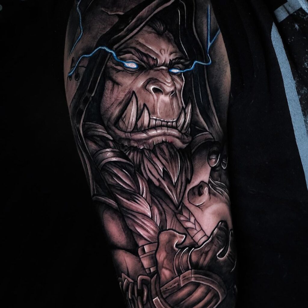 Tatuaje black and grey de guerrero de fantasía en el brazo