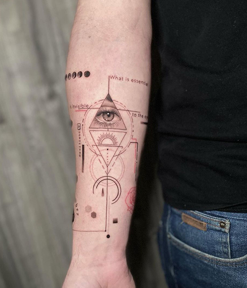 Tatuaje fine line de ojo con geometría en el antebrazo